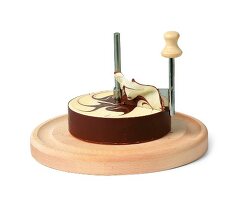 Choco Roulette mit Hobel und Nougatschokolade auf Holzteller