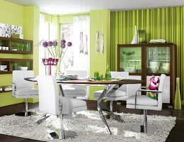 Essplatz in Grün, Weiß und Braun, Tisch rund, Drehstühle, Details lila