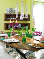 Tisch gedeckt in Grün und Lila, Kerzenleuchter, Gläser