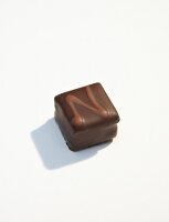 Praline, dunkle Schokolade mit einem "N" darauf