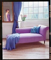 Chaiselounge in Lila am Fenster, Decke und Gardine violett, Kissen