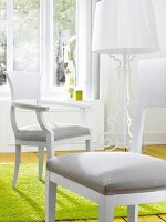 Stühle in Weiß und Grau im Zimmer in Weiß, Teppich grün, Glanz