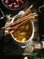 Steckrübenessenz mit Grießklößchen, Gänsebrust und Pefferkuchen