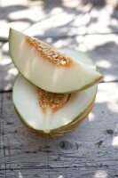 Halved melon vert on wooden surface