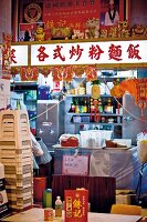 Blick in chinesische Küche, chinesische Schriftzeichen, bunt