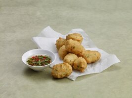 Bärlauch, Frittierte Asia- Fischbällchen mit Bärlauch-Dip