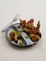 Bärlauch, Chicken-Wings m. Bär -lauch-Salsa in weißem Schälchen