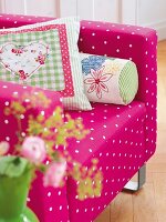 Kissen, bunt, Sessel, pink, gepunkte t, Herz u. Blüten auf Kissen