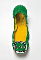 grüner Ballerina - Schuh mit großer Schnalle, Freisteller