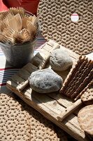 Holzgabeln, Brot, Picknickbesteck 