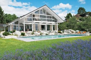 Haus mit gläserner Front, Pool im Garten, Lavendel