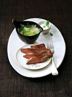 Bohnen-Spitzkohl-Suppe und Lammfleisch in Scheiben geschnitten