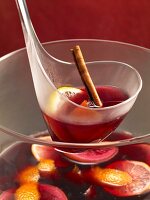 Feuerzangenbowle mit Zimstange, Zitrone, Orange