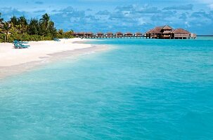 Lagune, Malediven Insel Dhigufinolhu Bungalowanlage im Wasser am Steg