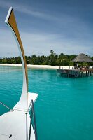 Blick vom Boot auf einen Steg, Insel Velighanduhuraa, Malediven