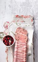 Hähnchenleberterrine mit Thymian im Speckmantel dazu Cranberries