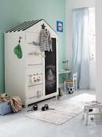 Schrank in Hausform mit Kreidetafel & Befestigungsleisten in Kinderzimmer