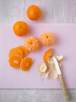 Schmandkuchen Step 4: Mandarinen schälen und in Scheiben schneiden
