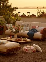 Lounge-Zone auf Terrasse, Sitzgruppe mit Kissen, Snacks auf Tisch