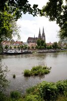 Regensburg: Stadansicht, Blick über die Donau aud Dom, Schiffsverkehr