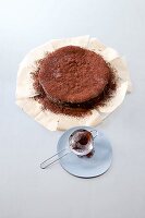 Schokokuchen: Step 4, Kuchen mit Kakao bestreuen