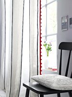 weißer Vorhang mit roter Ripsborte u Glasperlen