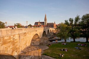 Regensburg: Stadansicht, Dom, Brücke nturm, Steinerne Brücke, Donau