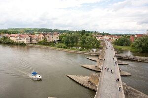 Regensburg: Stadansicht, Blick über die Steinerne Brücke, Donau
