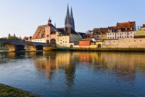 Regensburg: Blick über die Donau, Dom,  Steinerne Brücke