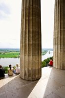 Regensburg: Walhalla-Plateau, dorische Säulen, Blick auf Donau