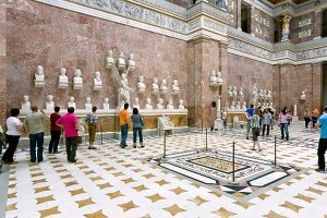 Regensburg: Walhalla innen, Karya- tiden tragen Dachgebälk, vergoldet