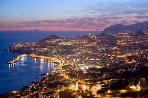 Madeira: Hauptstadt Funchal in Abend dämmerung, Hafen, beleuchtet