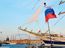 St. Petersburg: Newa, Segelschiffe, Altstadt, Isaakskathedrale