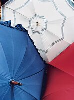 Regenschirme aufgespannt, blau, weiß rot