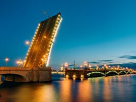 St. Petersburg: Newa, Schiffe, Brücke hochgezogen, abends, Lichter