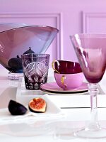 Geschirr in lila, violett, pink auf weißem Tablett