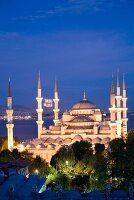 Istanbul: Sultan-Ahmed-Moschee, bei Nacht, beleuchtet, Titel