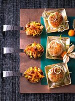 3 Portionen Mini-Hähnchenfrikadellen und orientalischer Salat mit Safran
