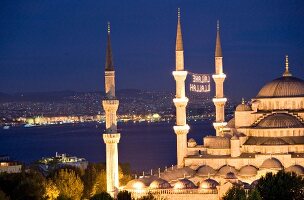 Illuminated Sultan Ahmed Mosque at night, Istanbul, Turkey