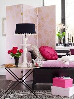 Wohnzimmer, Tabletttisch, Bank, Paravent, rosa, pink