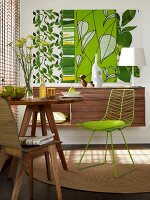 Essplatz mit Möbeln aus Nussbaum, Bild, grün, Stuhl