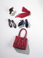 Chiffonschal aus Seide, Sandaletten in Lila, Kunststofftasche in Rot