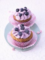 Heidelbeer-Cupcakes mit Creme-Fraiche-Topping