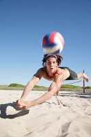 Mann beim Beach Volleyball Netz