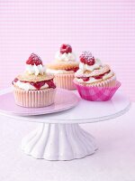 Himbeer-Mascarpone-Cupcakes auf Kuchenständer
