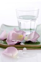 KM, Tabletten mit Schüßler-Salzen, Rosenblütenblätter, close-up