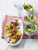 Spargel-Erbsen-Salat mit Wasabi- Dressing und Yakitori-Spießen
