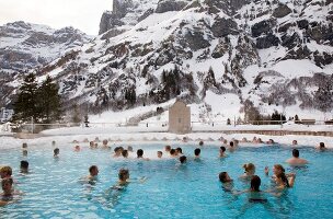 Wallis, Badende in der Lindner Alpen therme in Leukerbad, Gemmi-Felswand