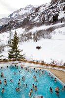 Wallis, Badende in der Lindner Alpen therme in Leukerbad, Gemmi-Felswand