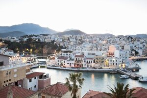 Kreta: Kleinstadt Ágios Nikólaos, Gebirge, Gebäude, Dämmerung